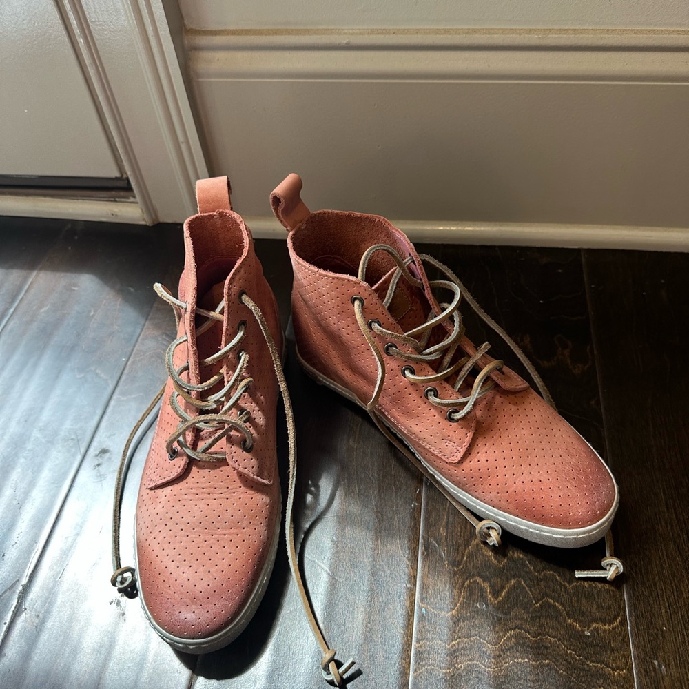 Blackstone Brown Chukka Boots with Lace-Up Design